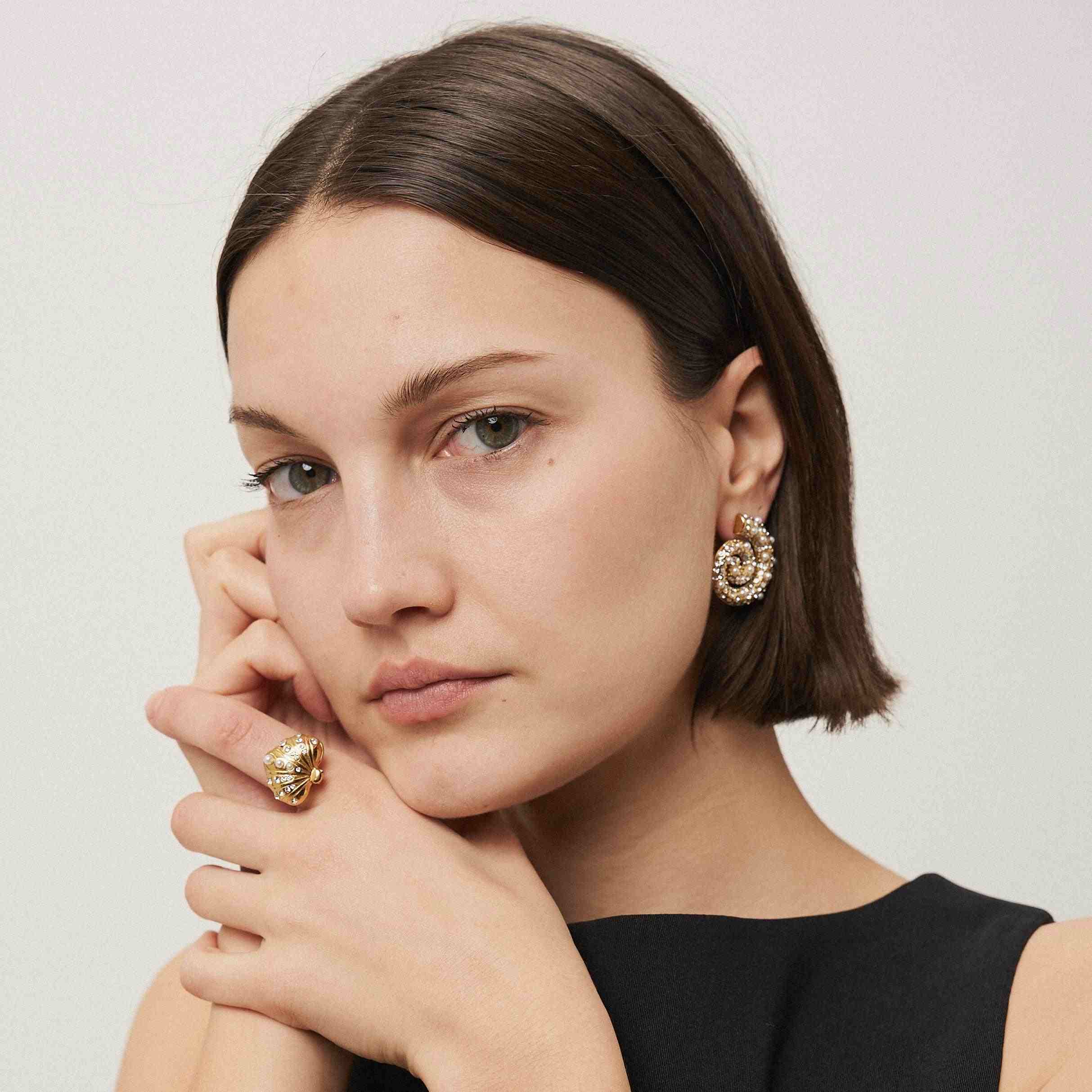 Girl Wearing Pearlora - 18k Gold plated Shell Pearl Ring.